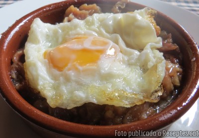 Recepta de cuina de Cassoleta de peu de porc desossat amb ou ferrat