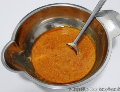 Recepta de cuina de Llamàntol bullit amb salsa de romesco amb toc de mostassa
