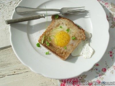 Recepta de cuina de Llesca de pa i ou fregit amb herbes