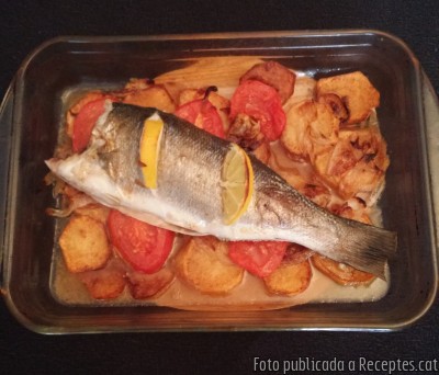 Recepta de cuina de Llobarro al forn sobre llit de patates  a lo pobre