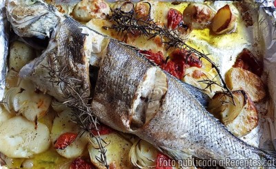 Recepta de cuina de Llobarro al forn amb patates, ceba i tomàquet