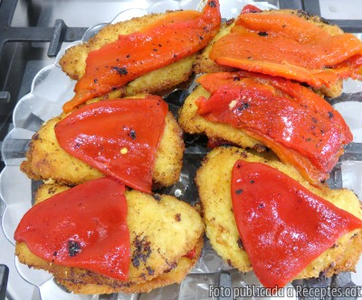Recepta de cuina de Llom arrebossat amb pebrots del piquillo i formatge ratllat