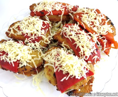Recepta de cuina de Llom arrebossat amb pebrots del piquillo i formatge ratllat