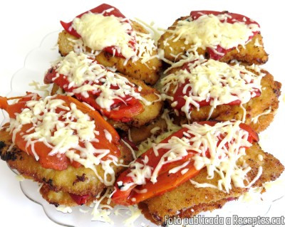 Recepta de cuina de Llom arrebossat amb pebrots del piquillo i formatge ratllat