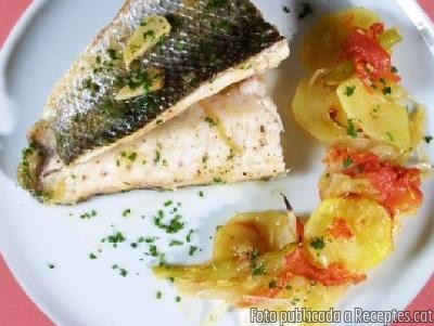 Recepta de cuina de Llobarro salvatge al forn amb patates