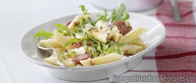 Recepta de cuina de Macarrons estriats amb ruca, all, xoriço i formatge parmesà