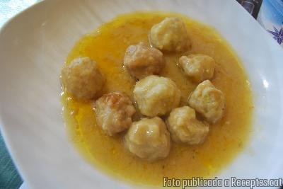 Recepta de cuina de Mandonguilles de carn i calamar amb salsa de safrà