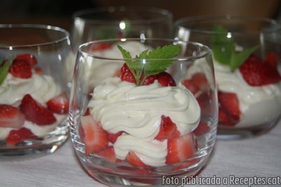 Recepta de cuina de Mató amb capes de fruites fresques i xocolata blanca