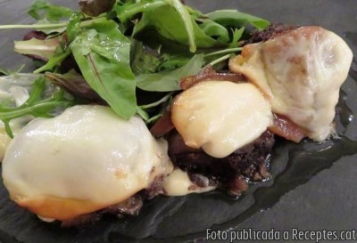 Recepta de cuina de Medallonets de cua de bou desossada amb patata trufada, codony i mozzarella fumada