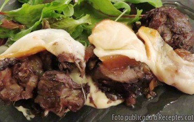 Recepta de cuina de Medallonets de cua de bou desossada amb patata trufada, codony i mozzarella fumada