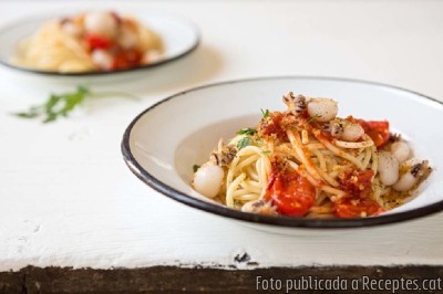 Recepta de cuina de Espaguetis amb   sipionets  i tomàquet