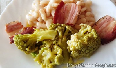 Recepta de cuina de Mongetes del ganxet amb bròquil i cansalada viada