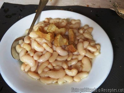 Recepta de cuina de Morro i botifarra a la brasa amb mongetes del ganxet