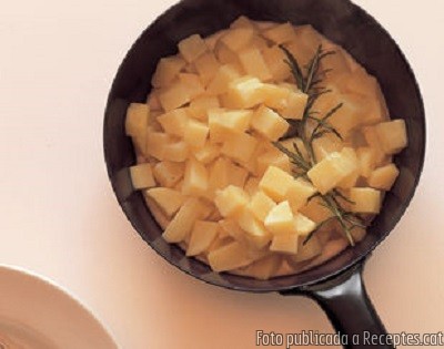 Patates amb suc de poma i romaní
