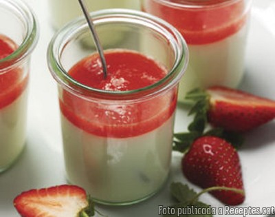 Recepta de cuina de Mousse de flor de saüc amb salsa de maduixes