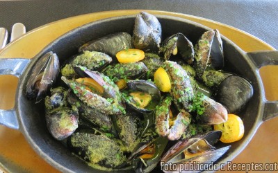 Recepta de cuina de Musclos a la planxa amb salsa d'all i julivert