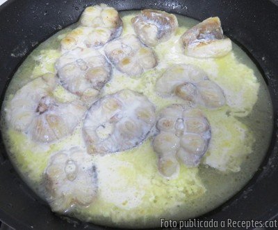Recepta de cuina de Mussola al cava amb cloïsses i pèsols