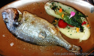 Recepta de cuina de Orada al forn amb fonoll, tomàquet i cremós de patata