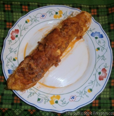 Recepta de cuina de Ou  enrotllat  farcit  amb  llonganissa, ceba i  tomàquet