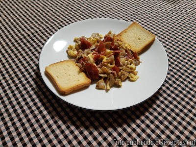 Recepta de cuina de Ous remenats amb gírgoles i pernil salat