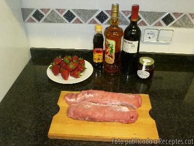 Recepta de cuina de Rellom amb maduixes i salsa de vins