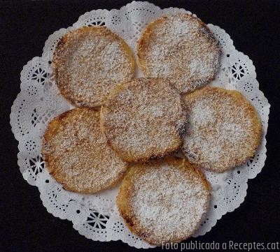 Recepta de cuina de Mini coques de pasta de full, amb cabell d'àngel, i ametlles torrades, de granet