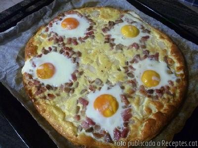 Coca amb ous, bacó i pollastre