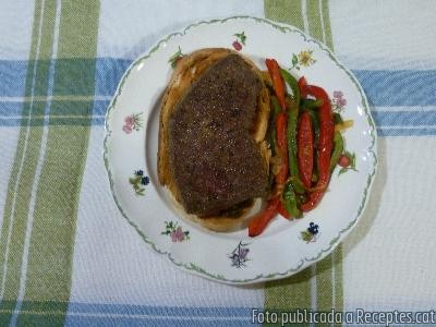 Fetge arrebossat amb pebrots i ceba