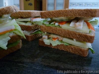 Sandvitxos de delícies del mar amb formatge i carbassó en tempura