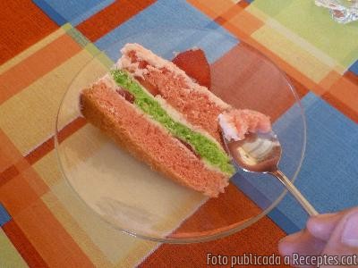 Pastís bicolor de maduixes i mascarpone
