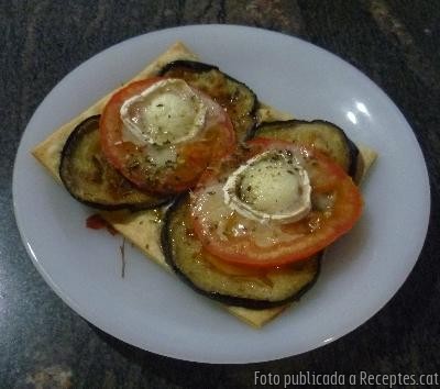 Coca d'albergínia, tomàquet i formatge de cabra
