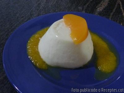 Panna cotta amb salsa de préssec