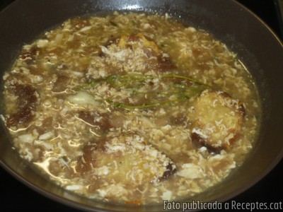 Recepta de cuina de Sopa d’all i farigola amb ou mollet