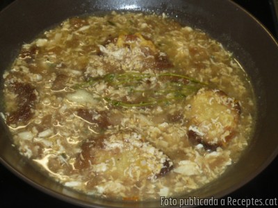 Sopa d’all i farigola amb ou mollet