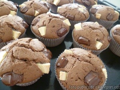 Magdalenes de xocolata amb trossets de xocolata