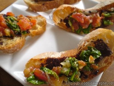 Torrades amb verdures i paté d'olivada