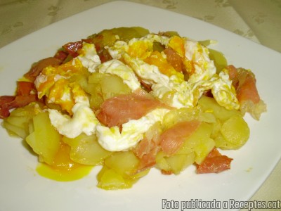 Recepta de cuina de Patates amb pernil, ous trencats i oli de tòfona blanca