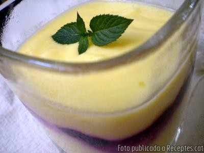 Crema de iogurt amb melmelada de móres