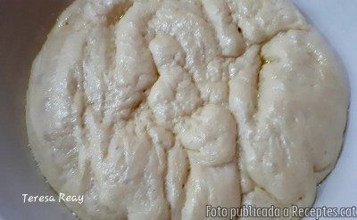 Recepta de cuina de Pa pla d'oli d'oliva amb mantega de tres alls