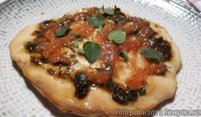 Recepta de cuina de Pa pla d'oli d'oliva amb mantega de tres alls