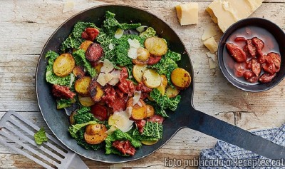 Recepta de cuina de Paella de patates amb col, xoriço i formatge Sbrinz