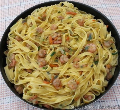 Tagliatelle amb gust de curri amb verdures i gambes saltades a la planxa