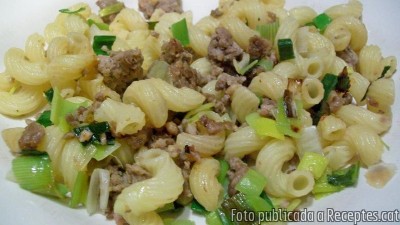 Recepta de cuina de Pasta ràpida amb carn picada i porro