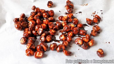 Recepta de cuina de Pastís de formatge amb salsa de caramel i macadàmies