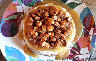 Recepta de cuina de Pastís de formatge amb salsa de caramel i macadàmies