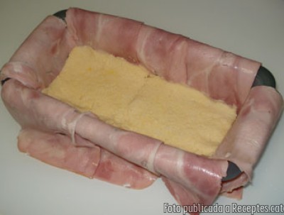 Recepta de cuina de Pastís de pa de motlle i pernil dolç