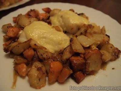 Bacallà gratinat amb llit de ceba, moniato i patata