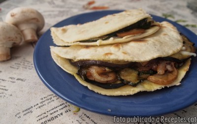 Piadines de mozzarella, albergínia, carbassó, ceba i xampinyons