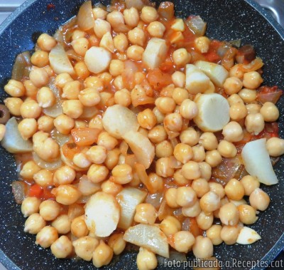 Recepta de cuina de Peus de porc amb naps negres i cigrons