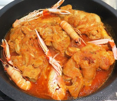 Recepta de cuina de Peus de porc estofats amb escamarlans i pesols extrafins